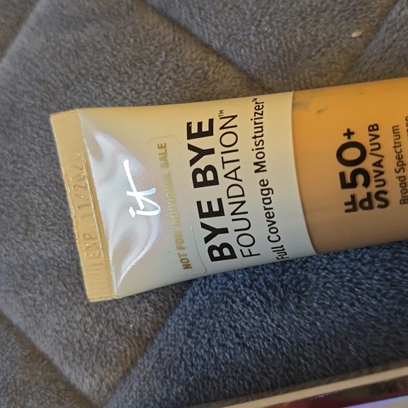 IT Cosmetics Bye Bye Foundation Full-Coverage Moisturizer SPF 50+ Light NIB EXP - Picture 2 of 2